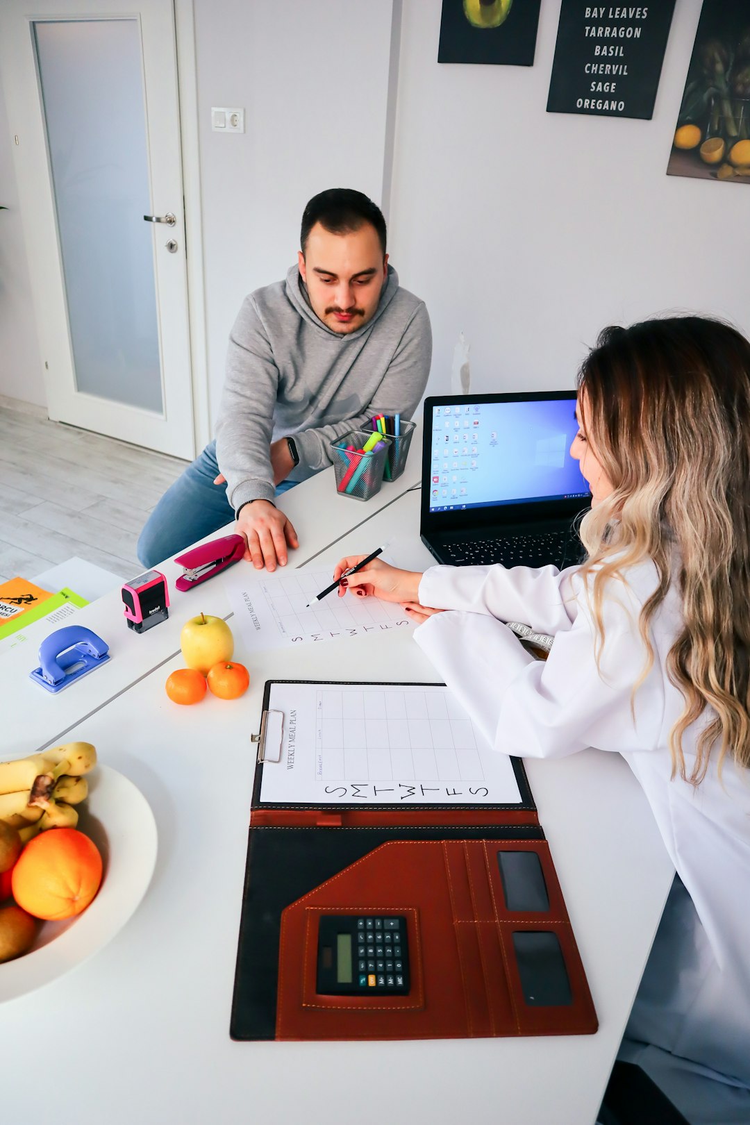 services-01 a-man-and-a-woman-sitting-at-a-table-with-a-laptop-kj8larz29rg